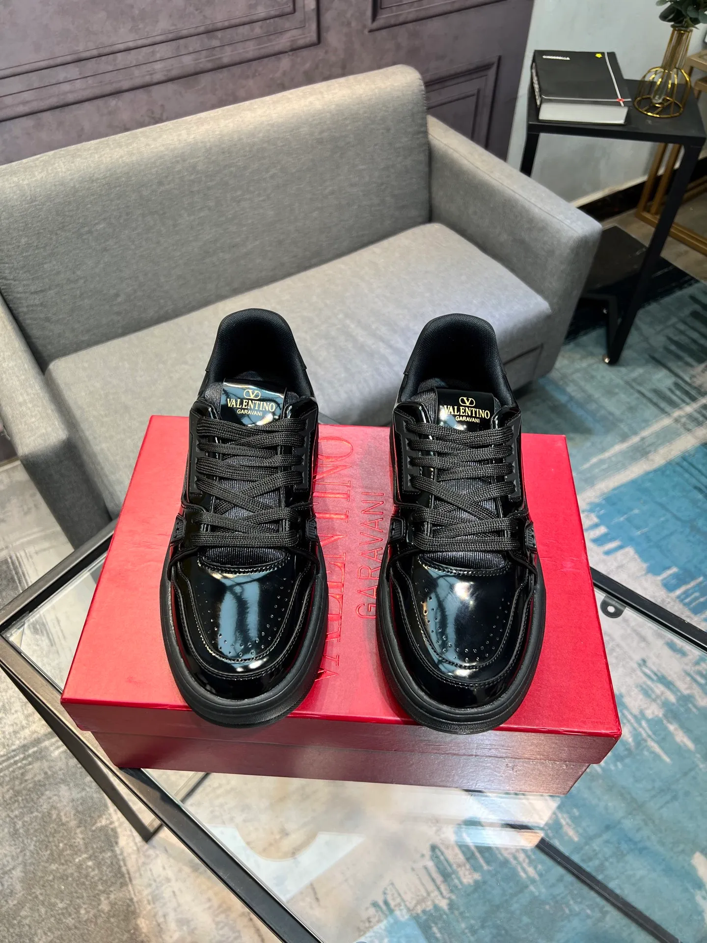 Men's men's shoes 💰660 𝑽𝒂𝒍𝒆𝒏𝒕𝒊𝒏𝒐 Valentino 𝑶𝒏𝒆𝑺𝒕𝒖𝒅 Couple's sneaker series Valentino 2025 latest couple's sneakers, celebrity style, hot sale. The original ZP was purchased and dismantled. Repeated pattern making and modification. I strive to restore the original version 1:1! Top luxury masterpiece, soft and comfortable, combining fashion and leisure, bringing excellent elegant texture and excellent on-foot comfort. Top purchase version upper: imported calfskin surface/original oil edge craftsmanship. Inner: water-dyed cowhide lining. Outsole: original development 𝐓𝐏𝐔 two-color combination outsole. Packaging: original configuration complete package. Code number: 35-44 yards. 34.45 can be customized. Can be customized (self-labeled-no label) order.